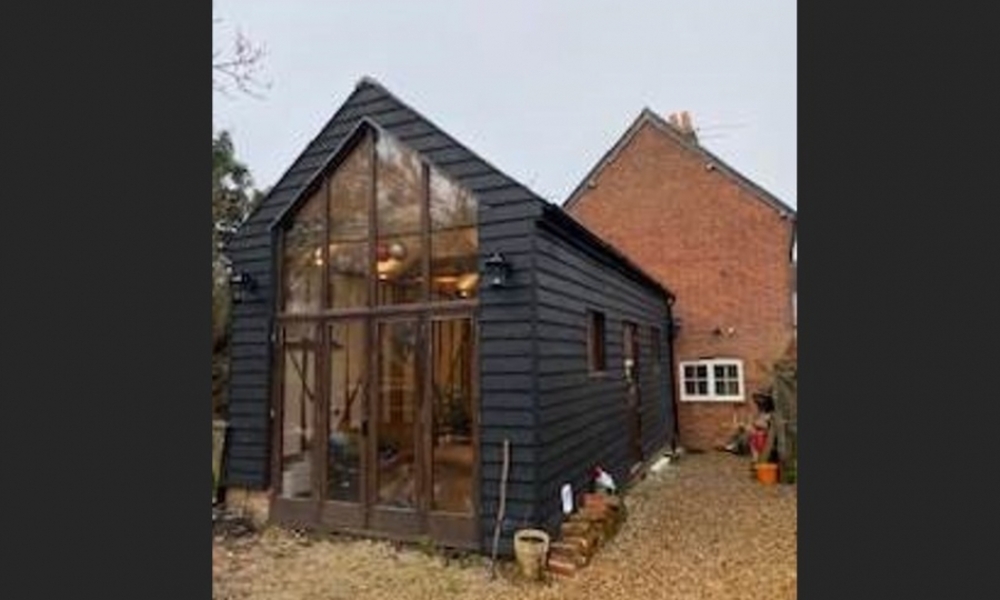 Stable conversion and glazed link in walkern conservation area